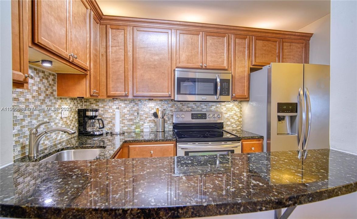 合同活跃: $3,000 (2 贝兹, 1 浴室, 920 平方英尺)