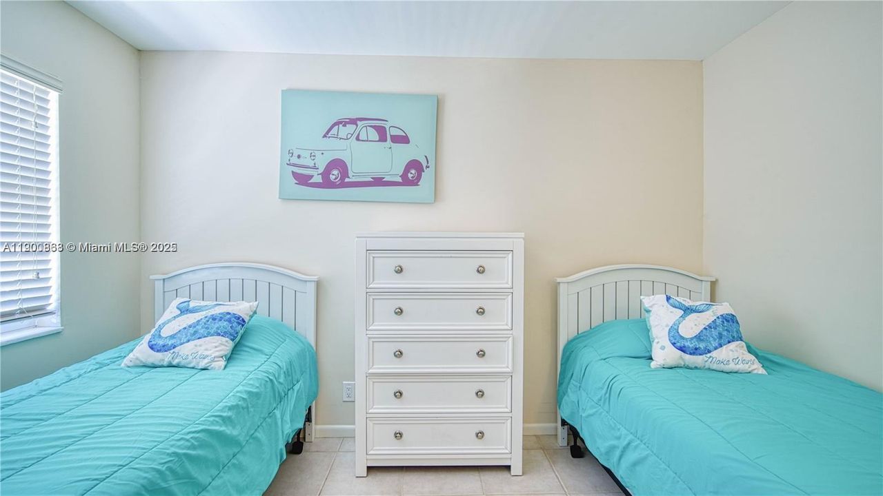 合同活跃: $3,000 (2 贝兹, 1 浴室, 920 平方英尺)