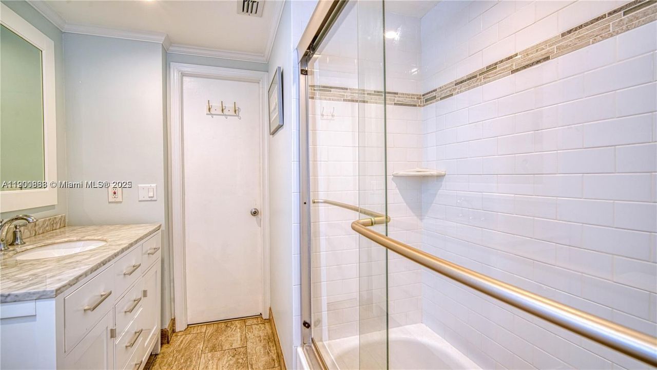 合同活跃: $3,000 (2 贝兹, 1 浴室, 920 平方英尺)