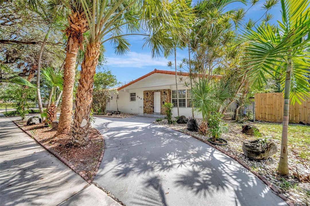 For Rent: $5,990 (5 beds, 2 baths, 2270 Square Feet)