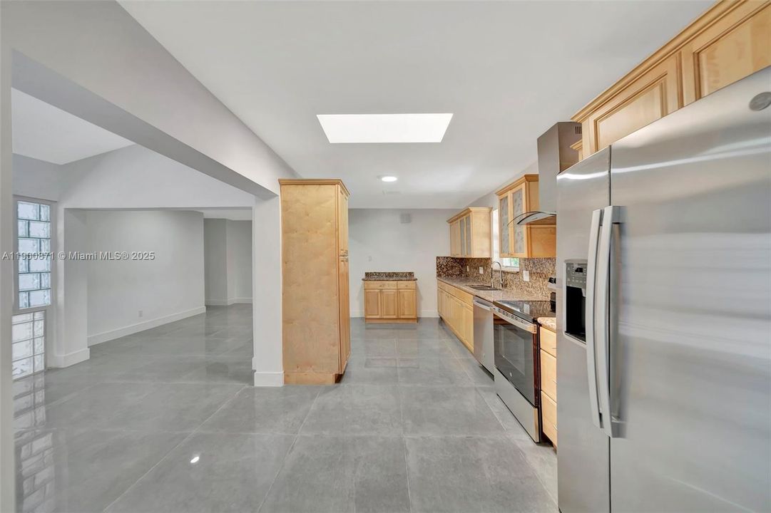 For Rent: $5,990 (5 beds, 2 baths, 2270 Square Feet)