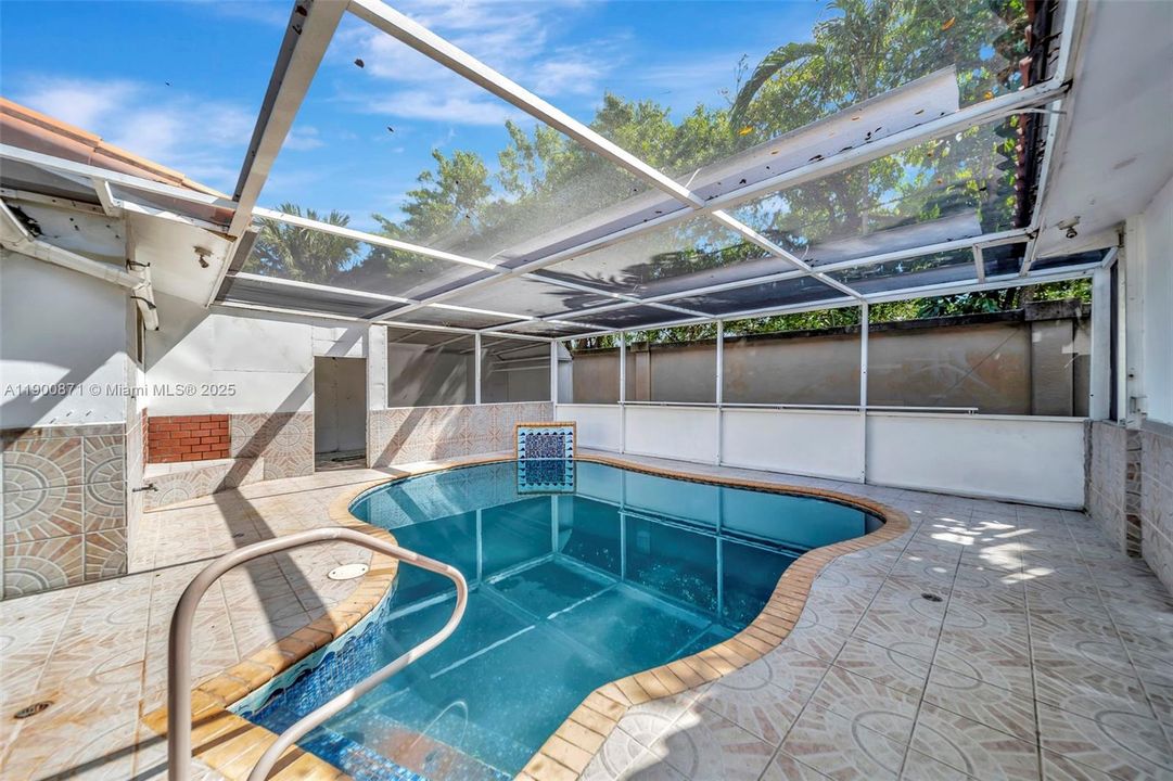 For Rent: $5,990 (5 beds, 2 baths, 2270 Square Feet)