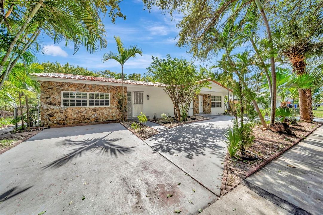 For Rent: $5,990 (5 beds, 2 baths, 2270 Square Feet)