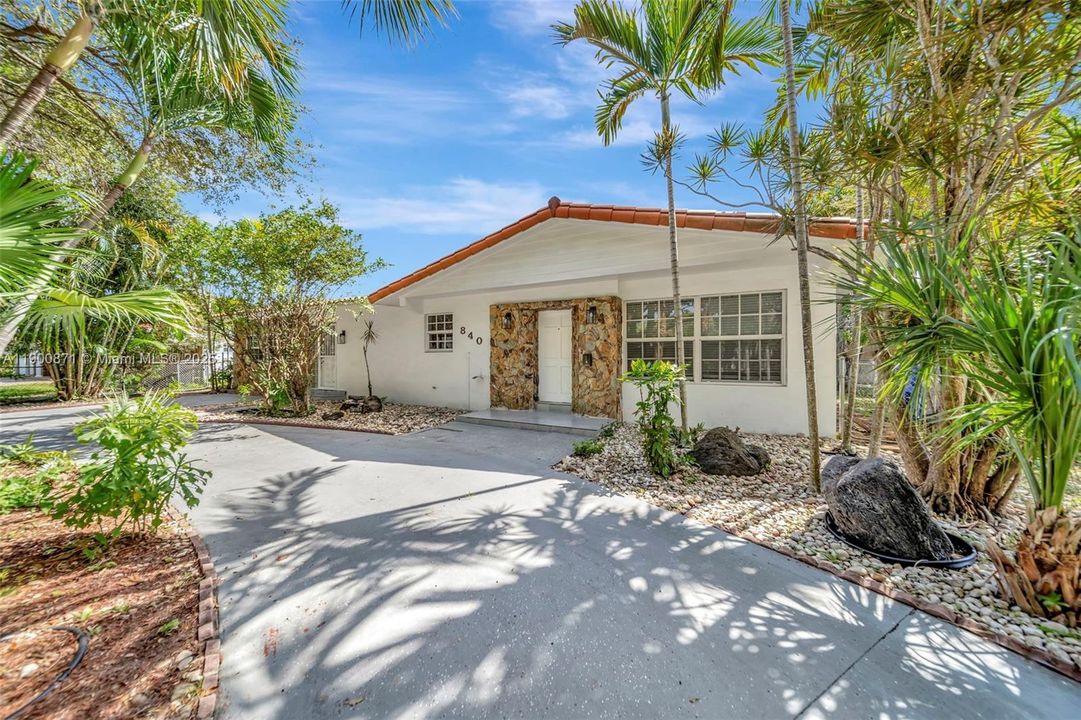 For Rent: $5,990 (5 beds, 2 baths, 2270 Square Feet)