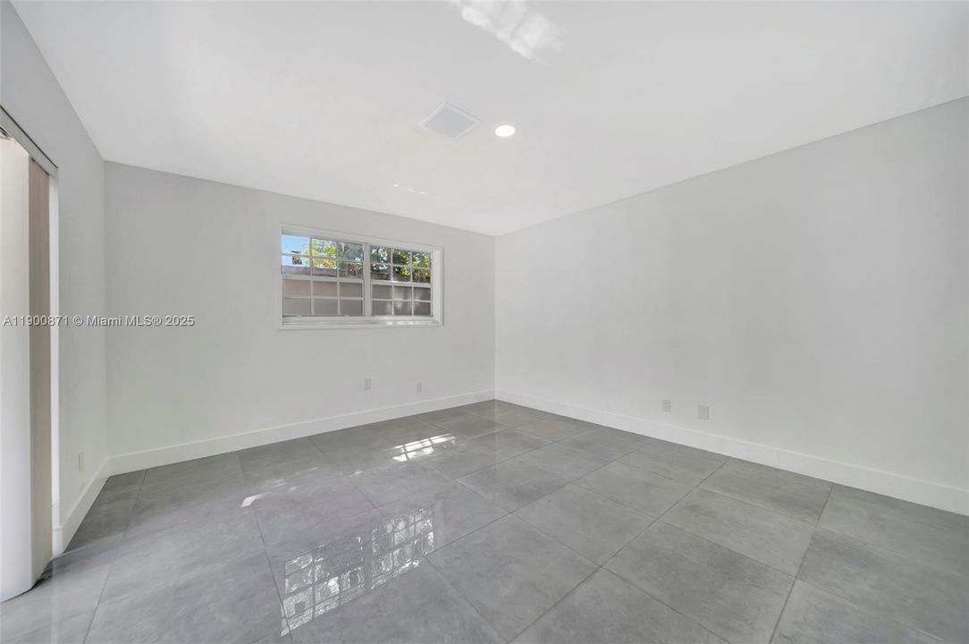 For Rent: $5,990 (5 beds, 2 baths, 2270 Square Feet)