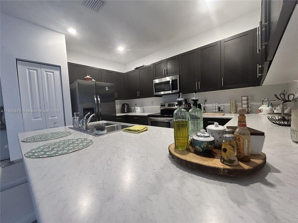 出租: $2,400 (4 贝兹, 2 浴室, 1612 平方英尺)