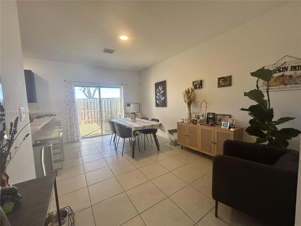 出租: $2,400 (4 贝兹, 2 浴室, 1612 平方英尺)