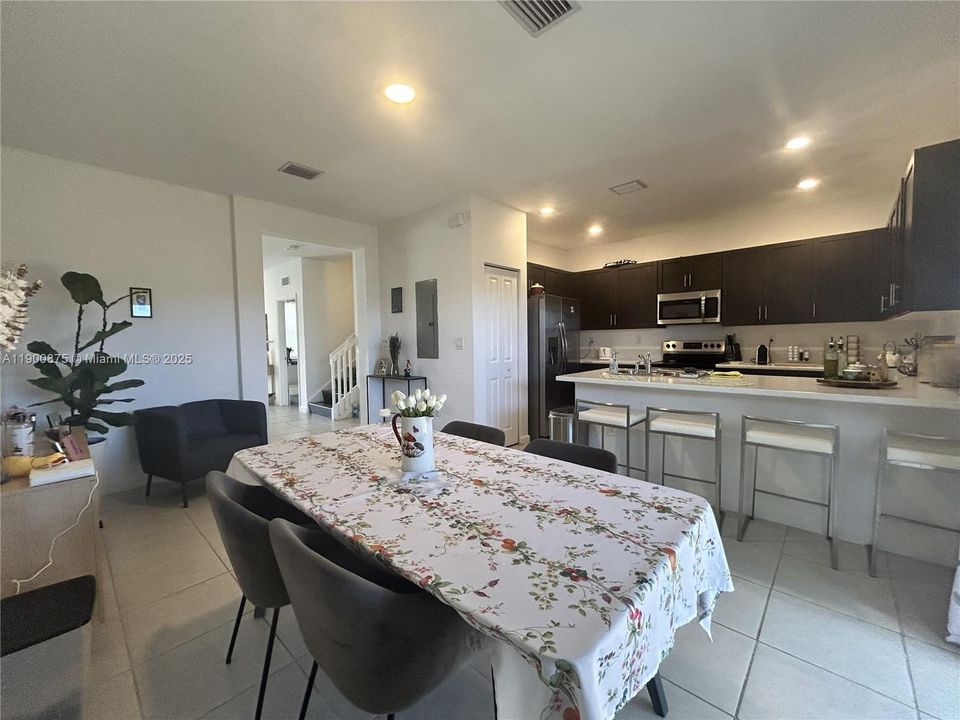 出租: $2,400 (4 贝兹, 2 浴室, 1612 平方英尺)