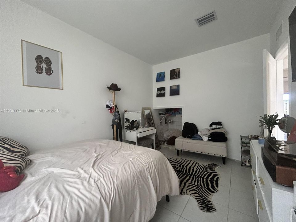 出租: $2,400 (4 贝兹, 2 浴室, 1612 平方英尺)