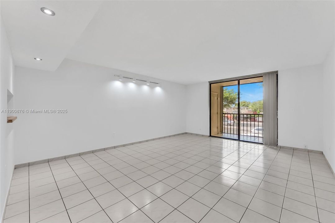 Recently Sold: $235,000 (2 beds, 2 baths, 965 Square Feet)