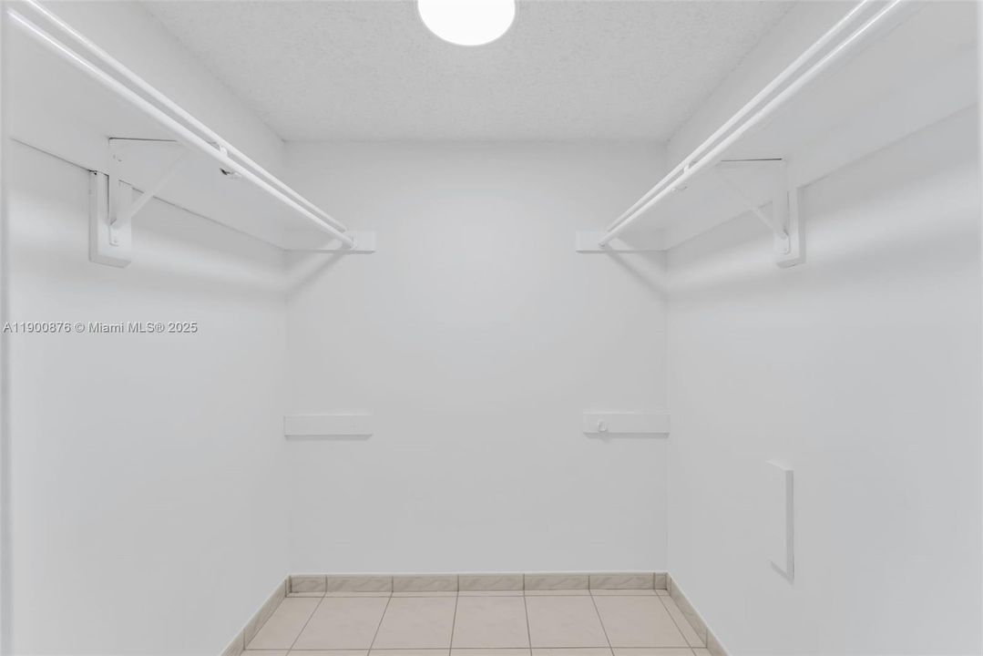 Recently Sold: $235,000 (2 beds, 2 baths, 965 Square Feet)