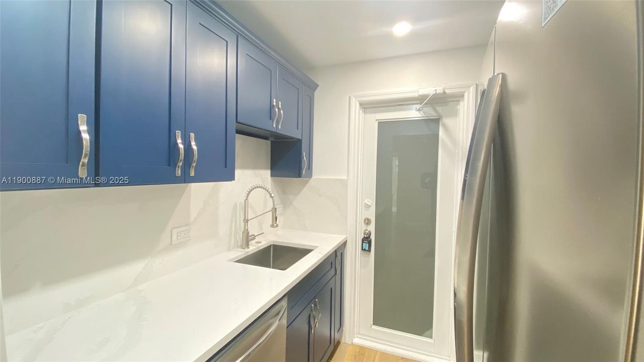 For Sale: $550,000 (1 beds, 1 baths, 608 Square Feet)