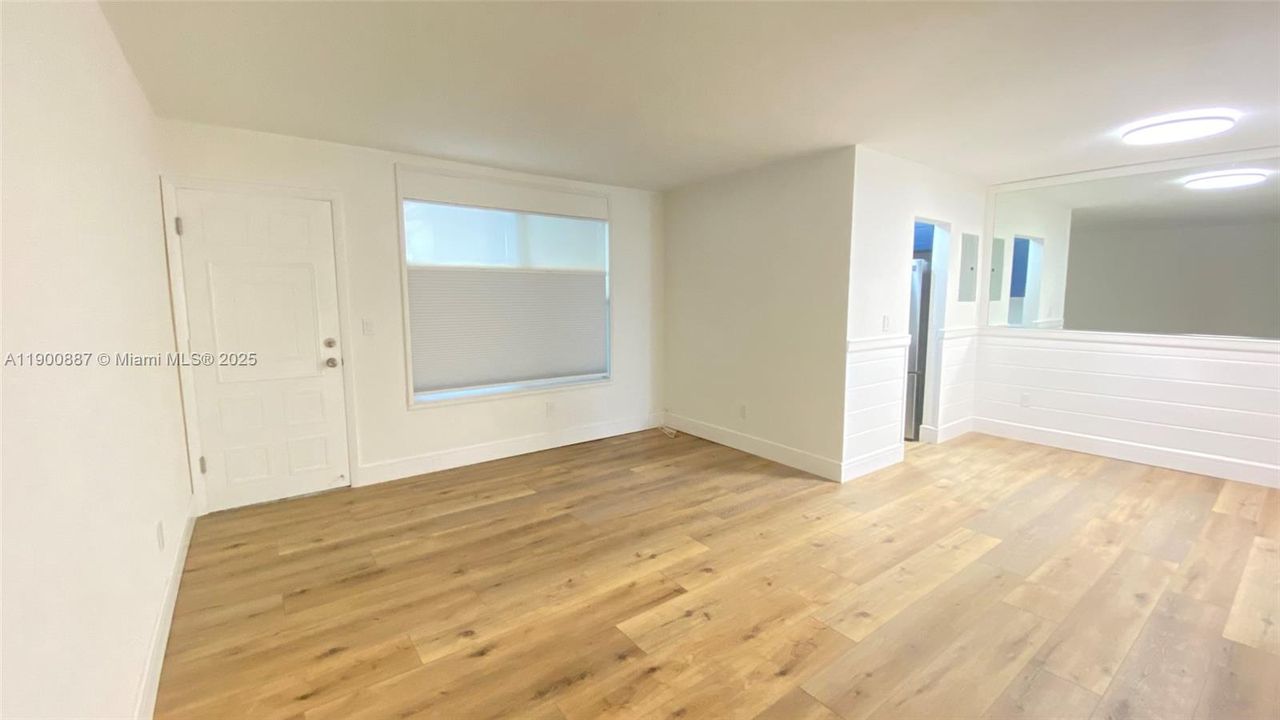 For Sale: $550,000 (1 beds, 1 baths, 608 Square Feet)