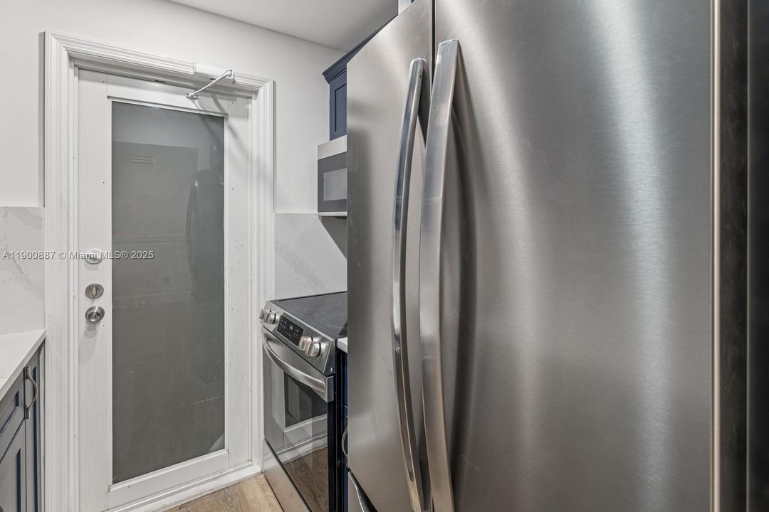 For Sale: $550,000 (1 beds, 1 baths, 608 Square Feet)