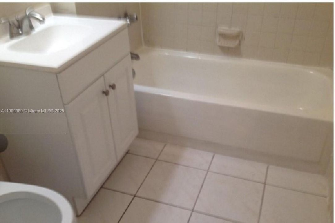 For Sale: $205,000 (2 beds, 1 baths, 760 Square Feet)