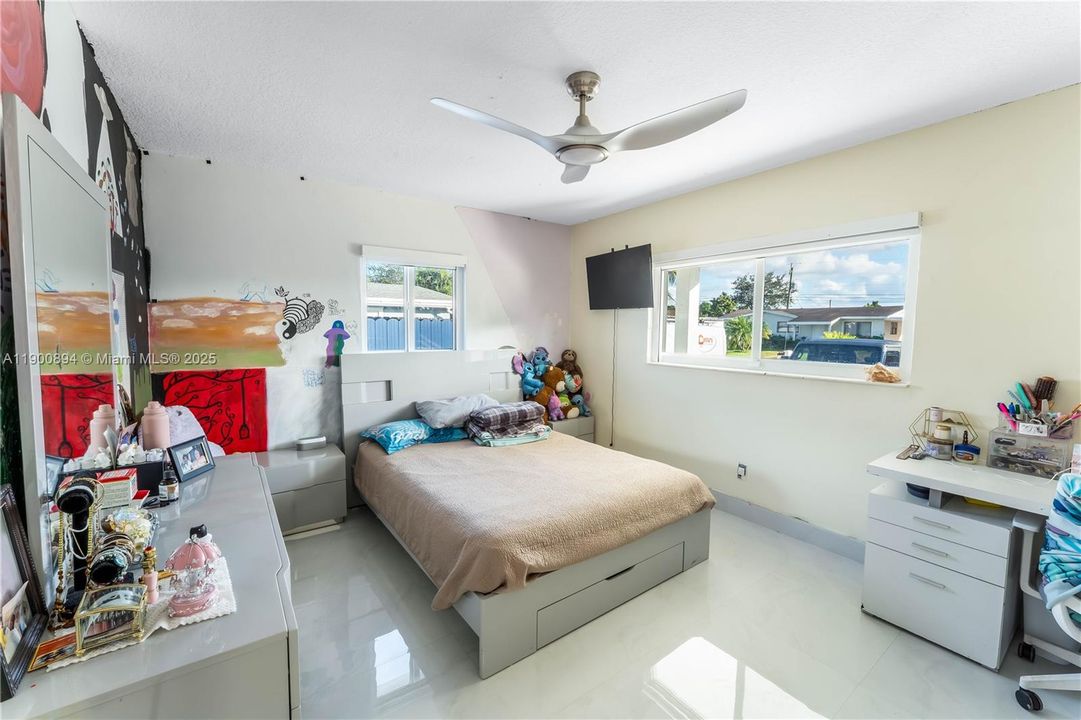 Active With Contract: $3,800 (3 beds, 3 baths, 2394 Square Feet)