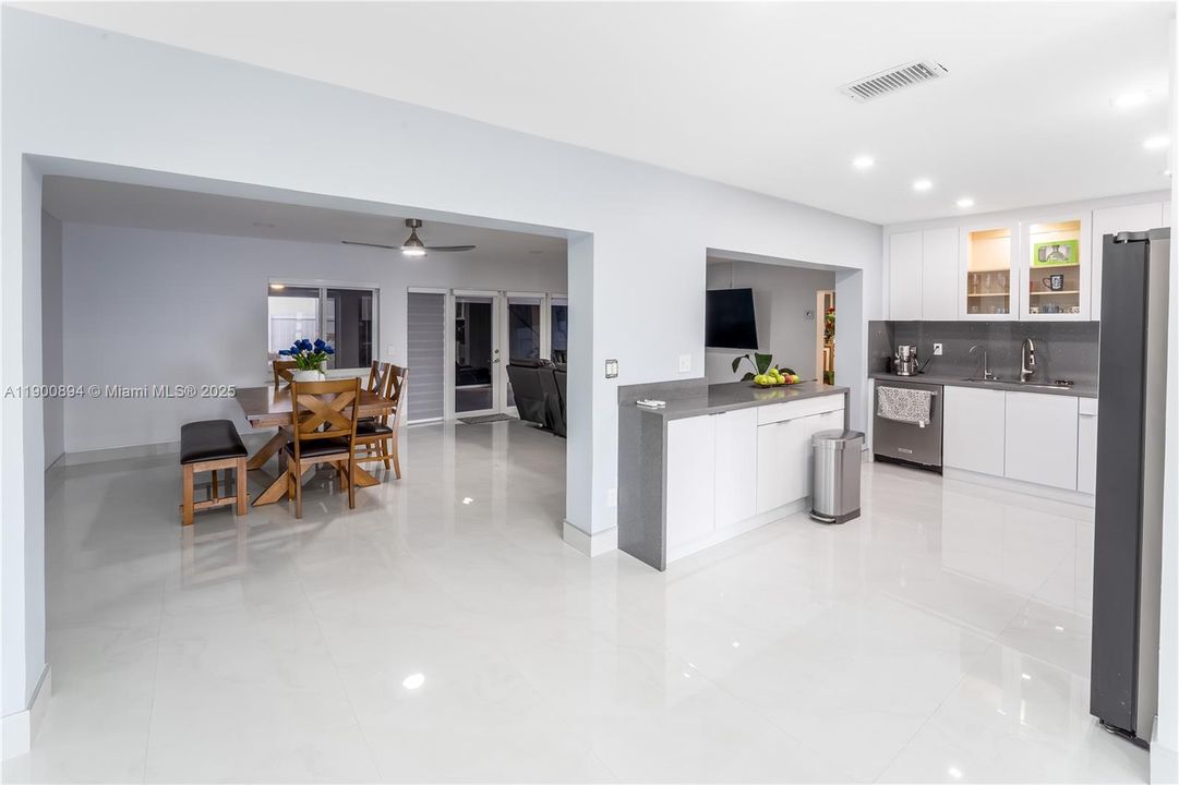 Active With Contract: $3,800 (3 beds, 3 baths, 2394 Square Feet)