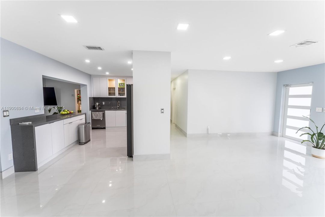 Active With Contract: $3,800 (3 beds, 3 baths, 2394 Square Feet)