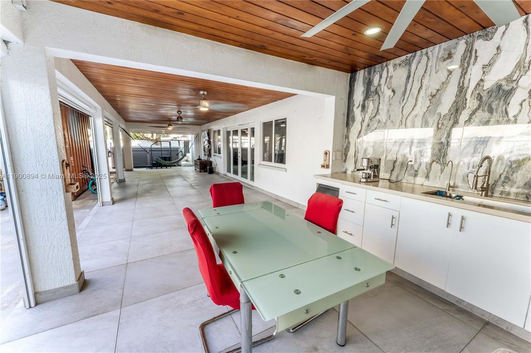 Active With Contract: $3,800 (3 beds, 3 baths, 2394 Square Feet)