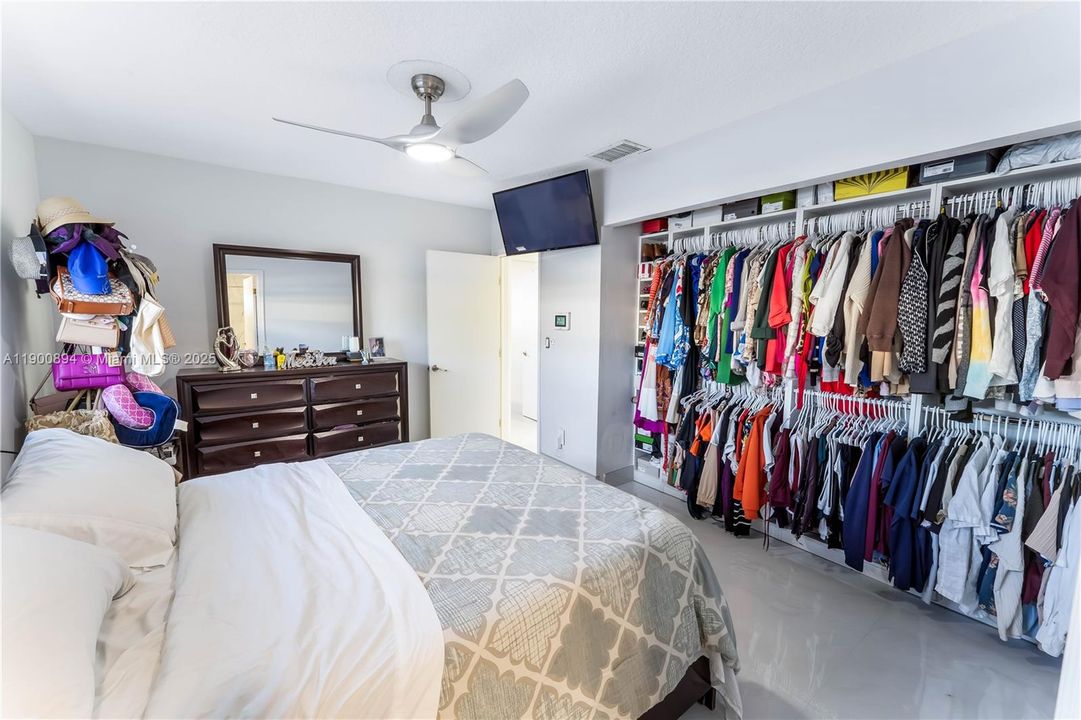 Active With Contract: $3,800 (3 beds, 3 baths, 2394 Square Feet)