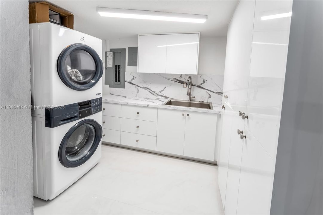 Active With Contract: $3,800 (3 beds, 3 baths, 2394 Square Feet)