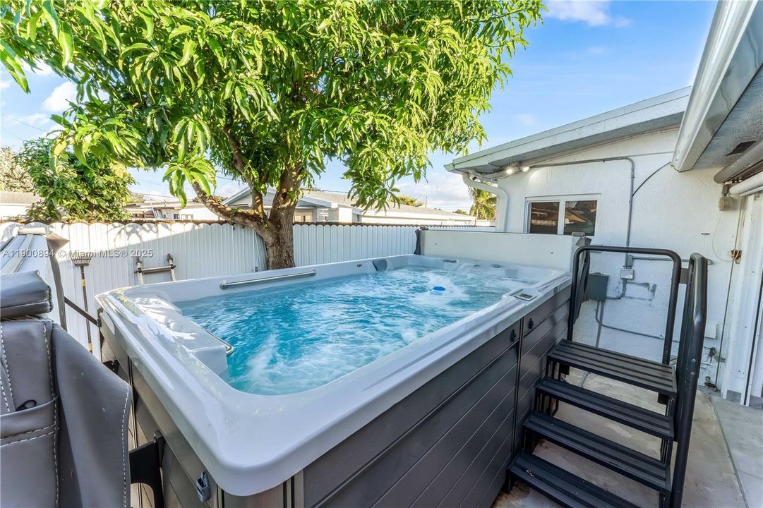 Active With Contract: $3,800 (3 beds, 3 baths, 2394 Square Feet)