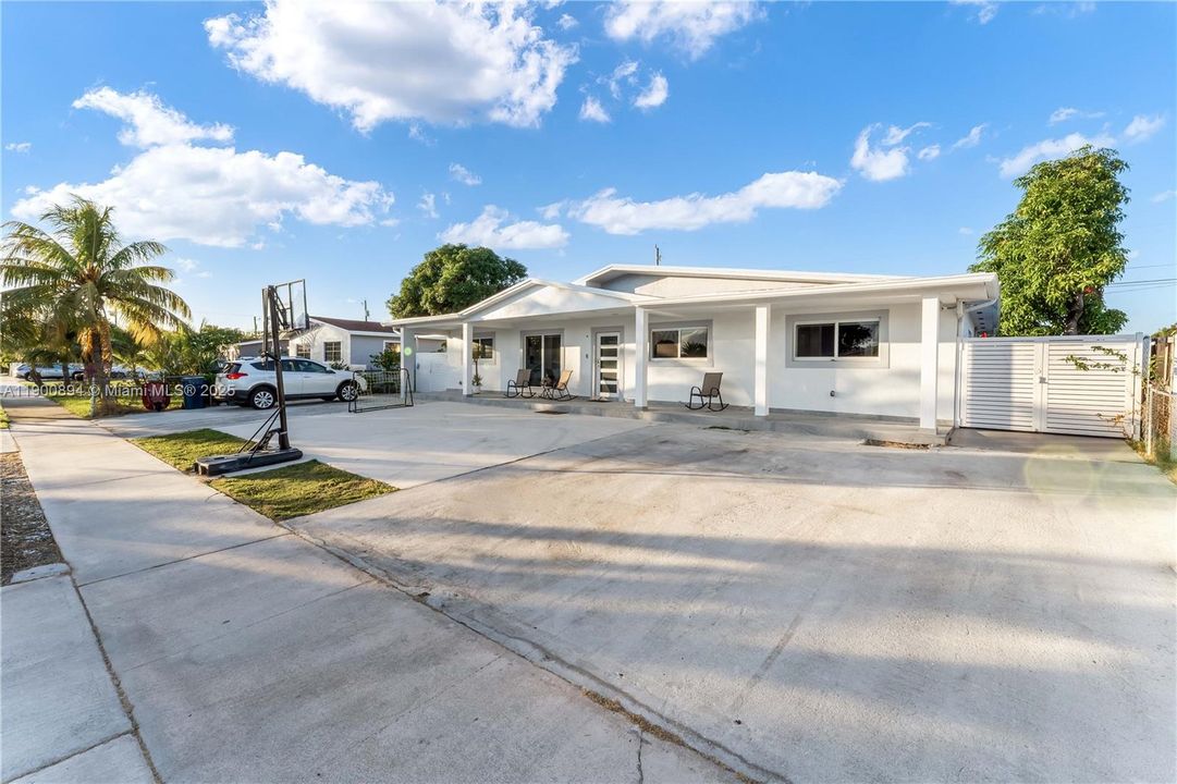 Active With Contract: $3,800 (3 beds, 3 baths, 2394 Square Feet)