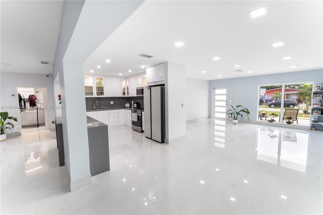 Active With Contract: $3,800 (3 beds, 3 baths, 2394 Square Feet)