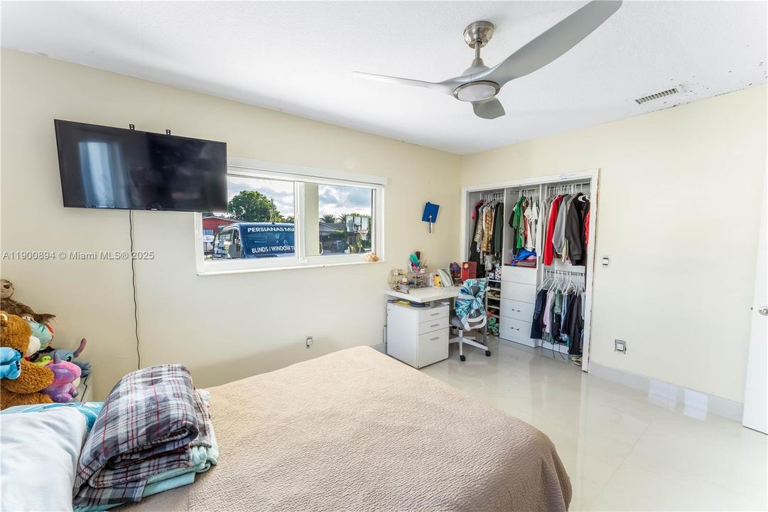 Active With Contract: $3,800 (3 beds, 3 baths, 2394 Square Feet)