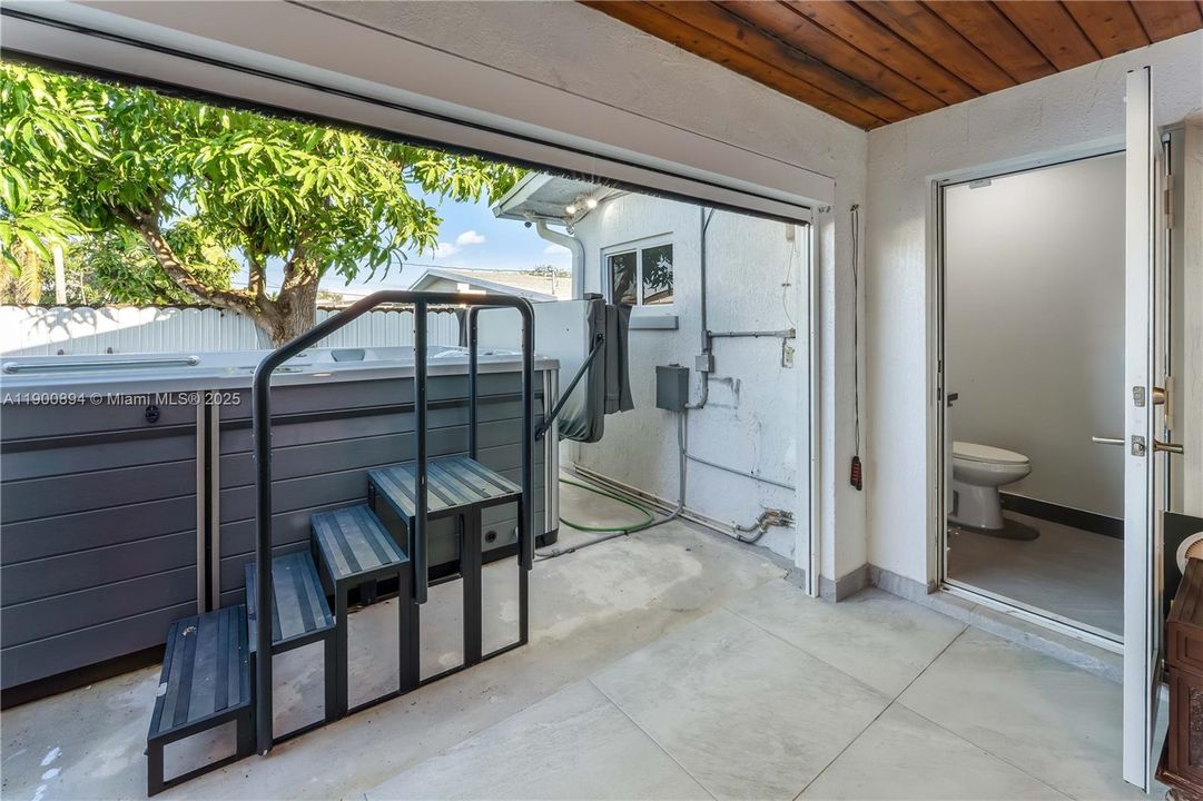 Active With Contract: $3,800 (3 beds, 3 baths, 2394 Square Feet)