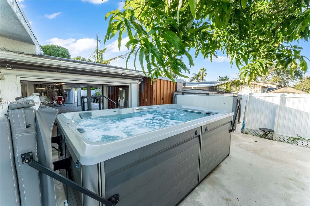 Active With Contract: $3,800 (3 beds, 3 baths, 2394 Square Feet)