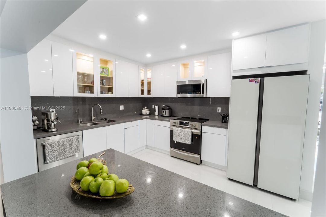 Active With Contract: $3,800 (3 beds, 3 baths, 2394 Square Feet)