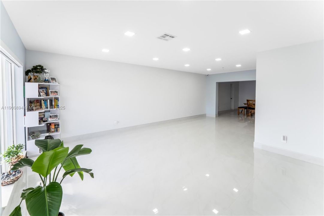 Active With Contract: $3,800 (3 beds, 3 baths, 2394 Square Feet)