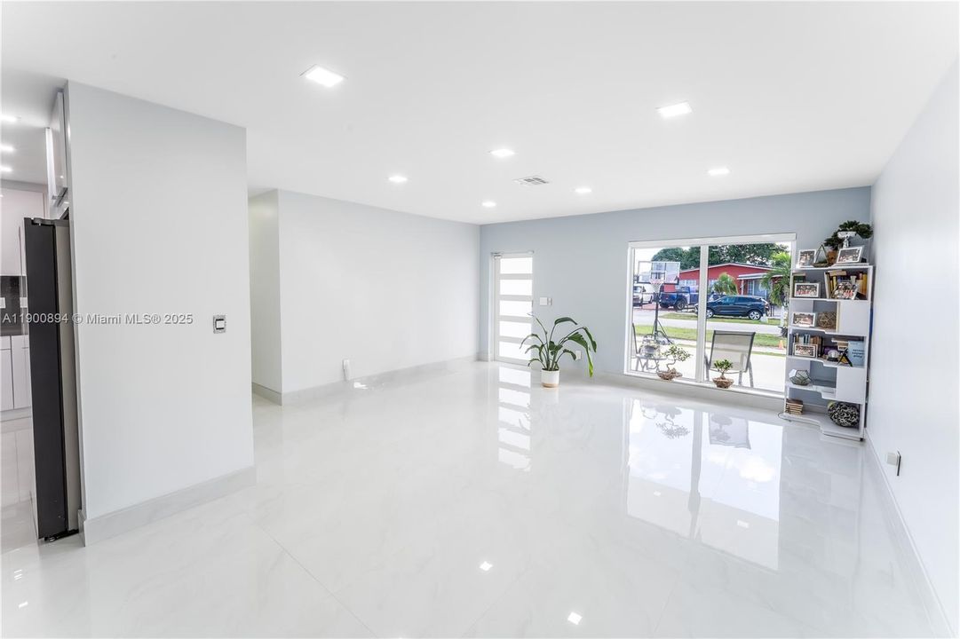 Active With Contract: $3,800 (3 beds, 3 baths, 2394 Square Feet)