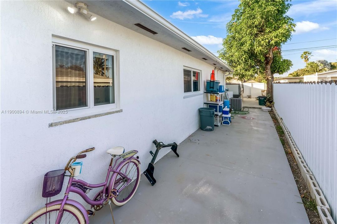 Active With Contract: $3,800 (3 beds, 3 baths, 2394 Square Feet)