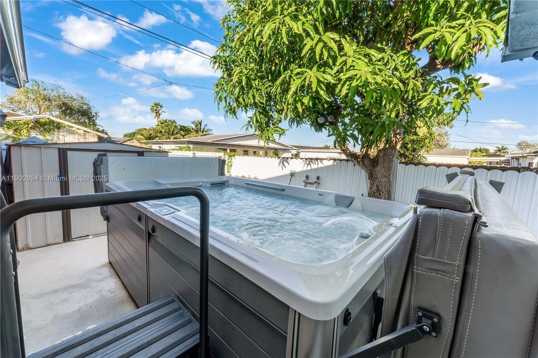 Active With Contract: $3,800 (3 beds, 3 baths, 2394 Square Feet)