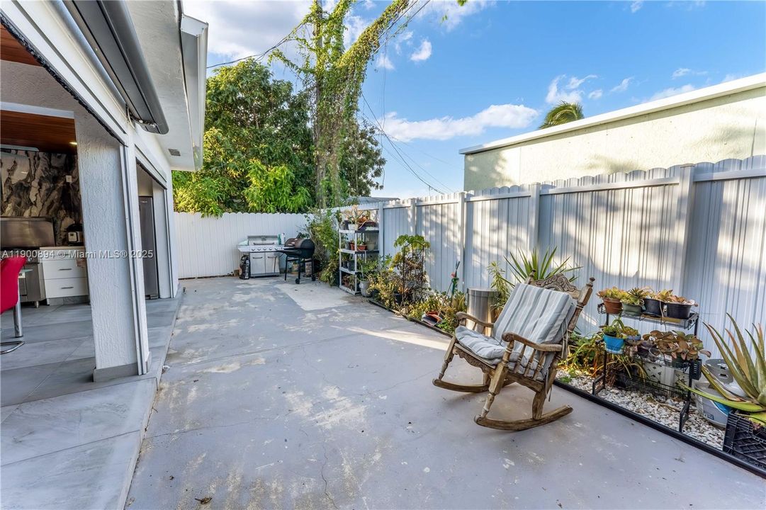 Active With Contract: $3,800 (3 beds, 3 baths, 2394 Square Feet)