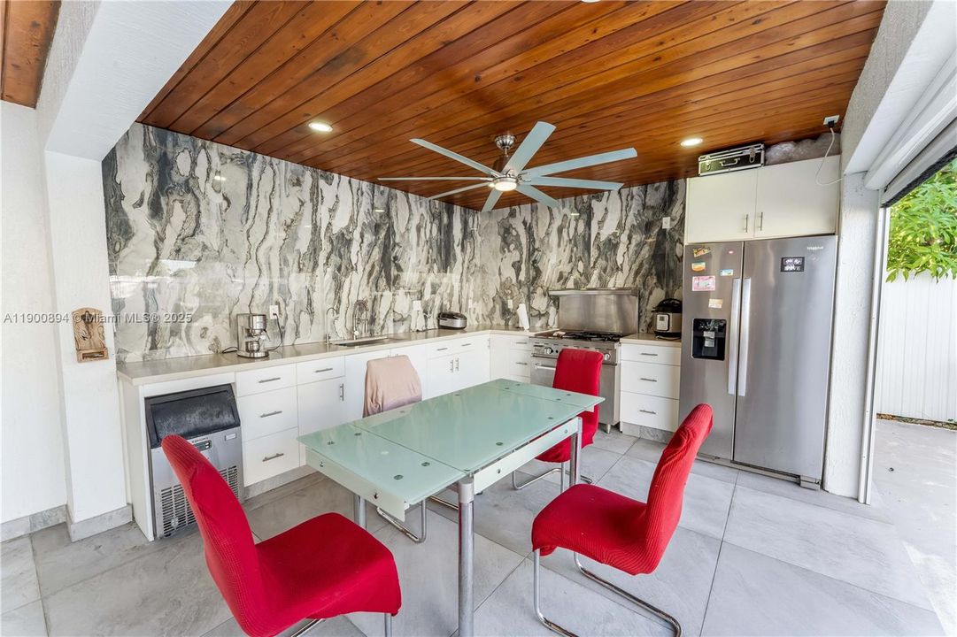 Active With Contract: $3,800 (3 beds, 3 baths, 2394 Square Feet)