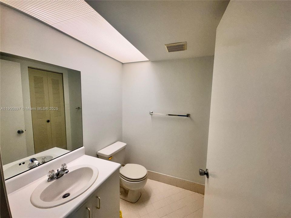 Activo con contrato: $1,650 (1 camas, 1 baños, 986 Pies cuadrados)