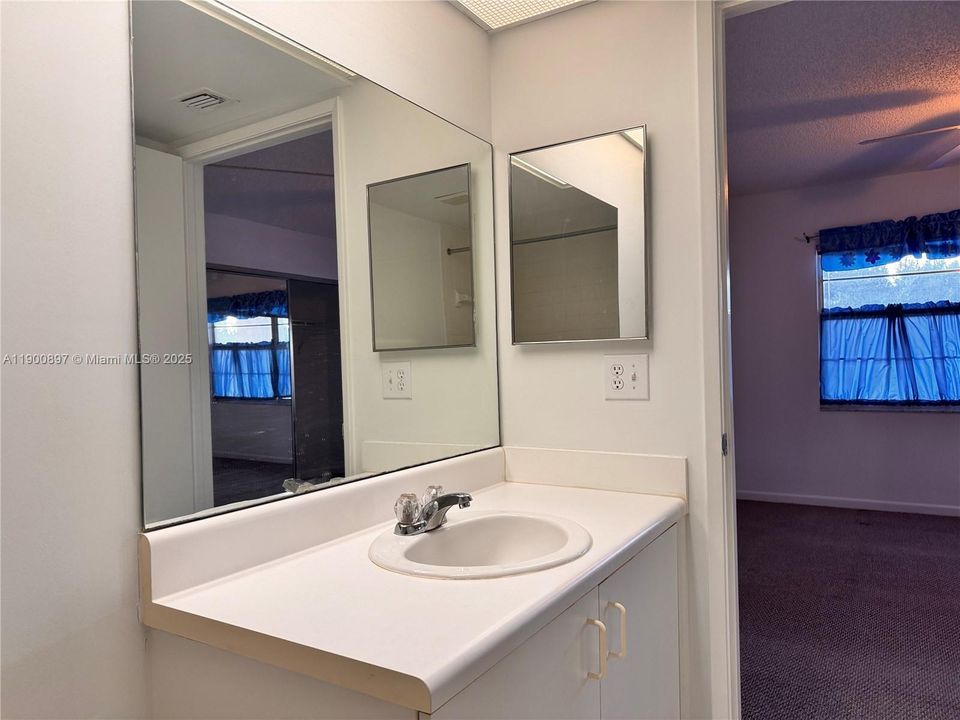 Activo con contrato: $1,650 (1 camas, 1 baños, 986 Pies cuadrados)