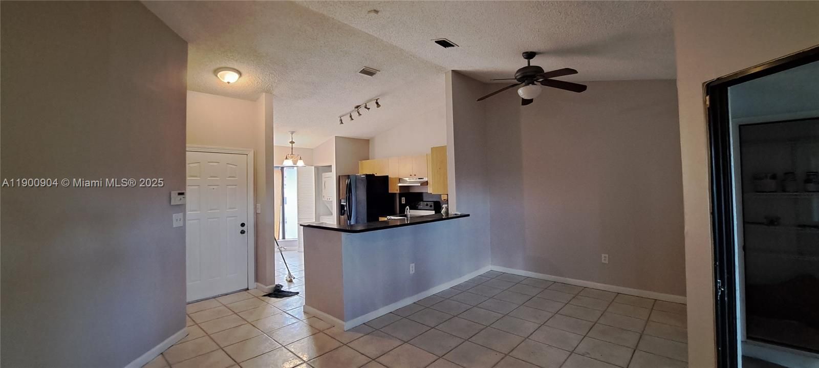 For Sale: $335,000 (3 beds, 2 baths, 1125 Square Feet)