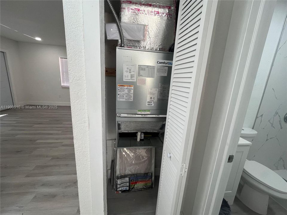 For Rent: $2,700 (2 beds, 1 baths, 1050 Square Feet)