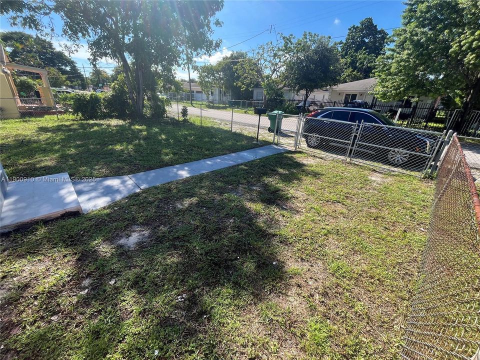 For Rent: $2,700 (2 beds, 1 baths, 1050 Square Feet)