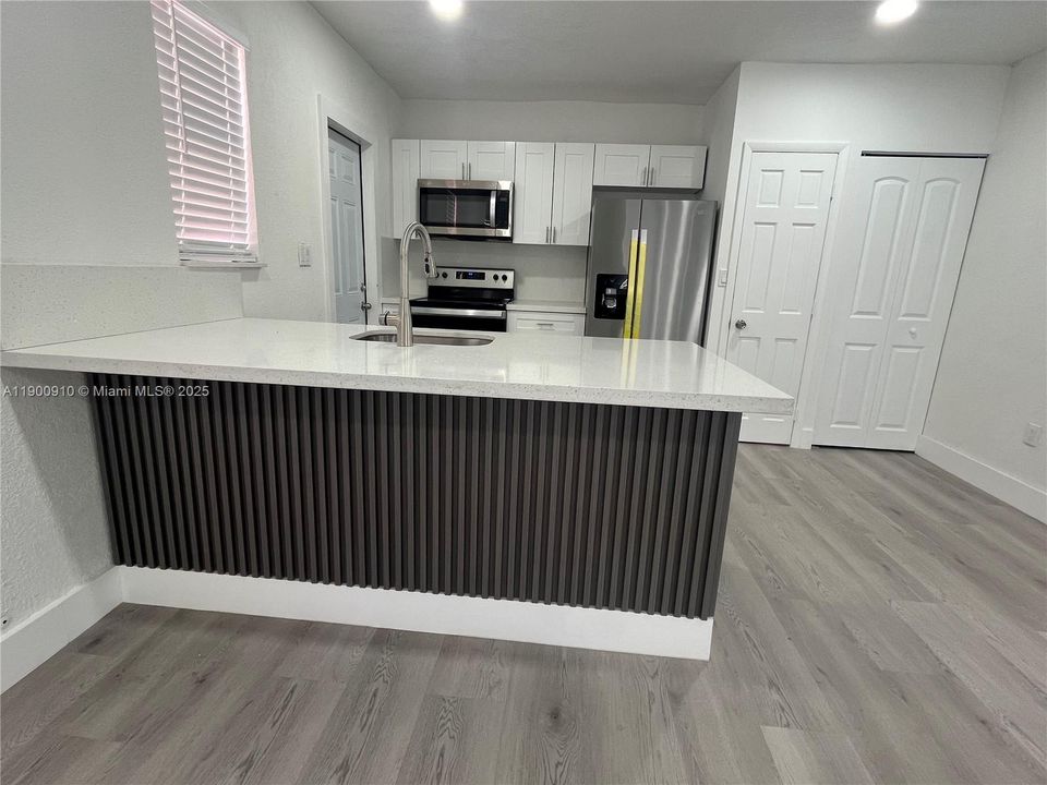 For Rent: $2,700 (2 beds, 1 baths, 1050 Square Feet)