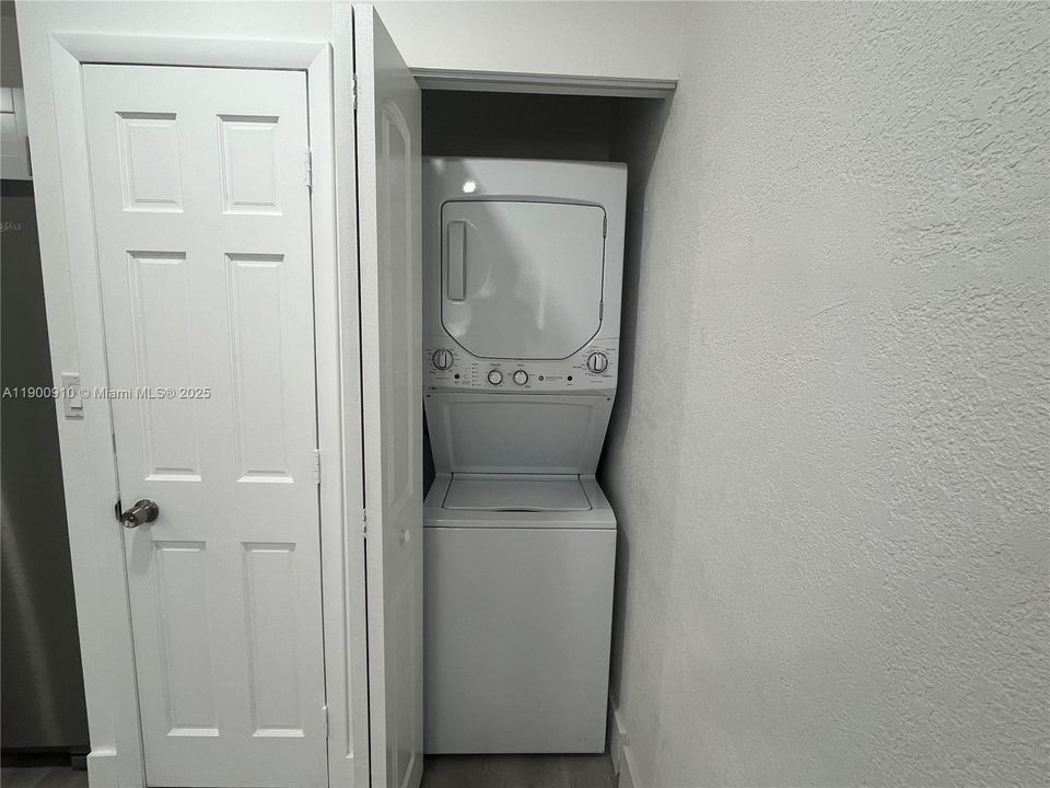 For Rent: $2,700 (2 beds, 1 baths, 1050 Square Feet)