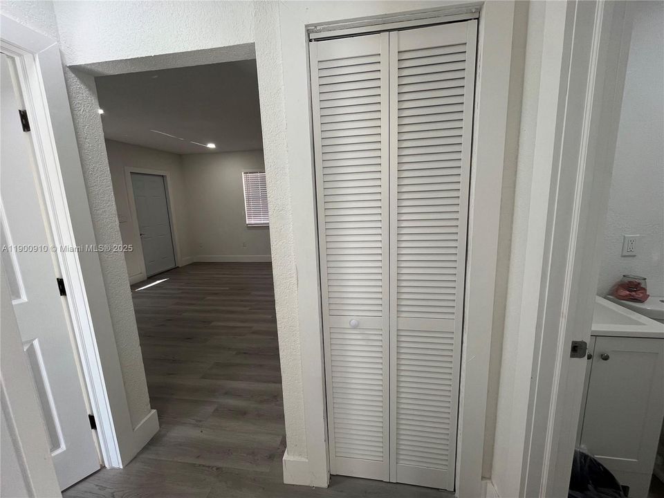 For Rent: $2,700 (2 beds, 1 baths, 1050 Square Feet)