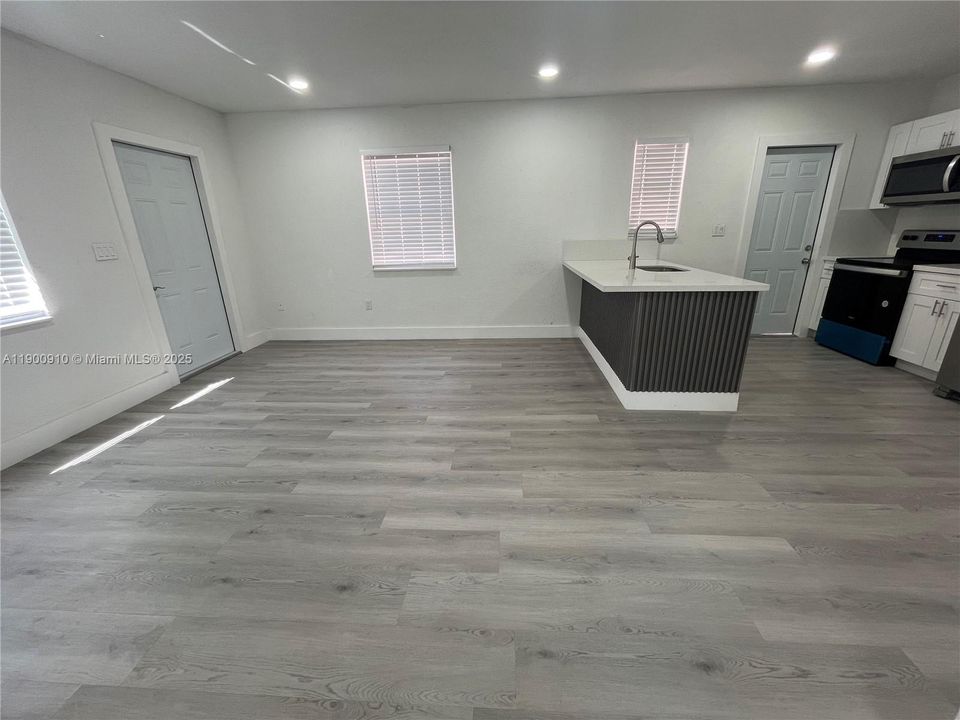 For Rent: $2,700 (2 beds, 1 baths, 1050 Square Feet)