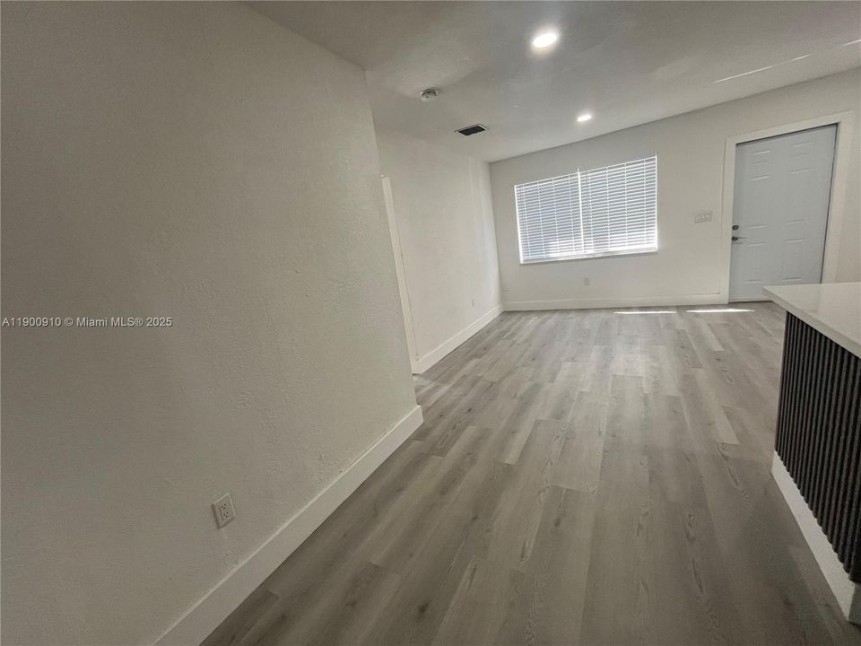 For Rent: $2,700 (2 beds, 1 baths, 1050 Square Feet)