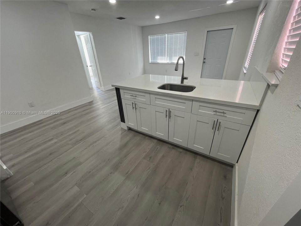 For Rent: $2,700 (2 beds, 1 baths, 1050 Square Feet)