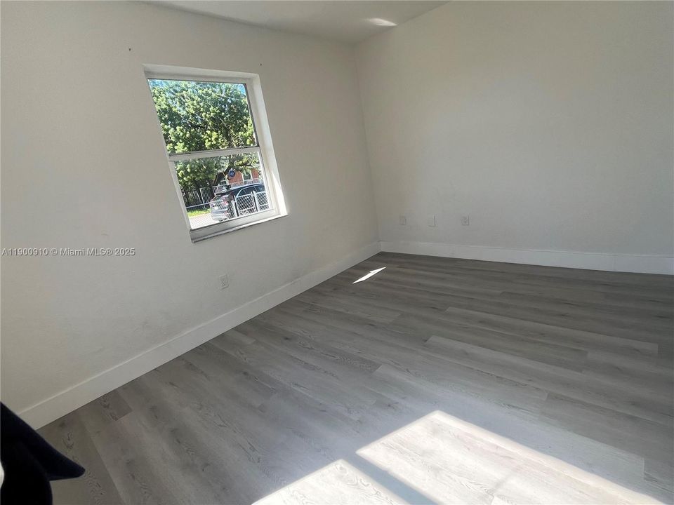 For Rent: $2,700 (2 beds, 1 baths, 1050 Square Feet)